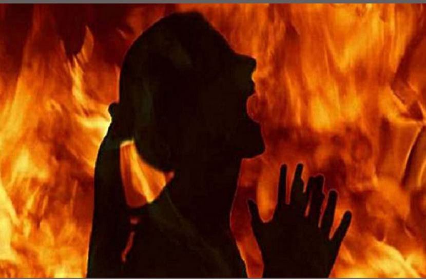 যশোরে স্ত্রীর গায়ে কেরোসিন ঢেলে আগুন