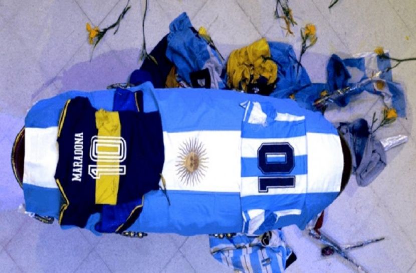 মা-বাবার পাশেই ম্যারাডোনাকে দাফন