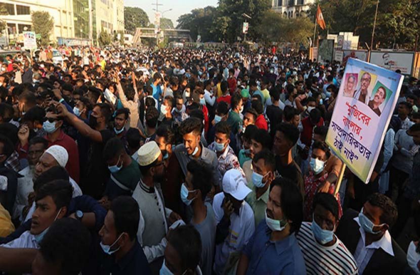 বাবুনগরী-মামুনুলদের গ্রেফতার দাবিতে অবরুদ্ধ শাহবাগ