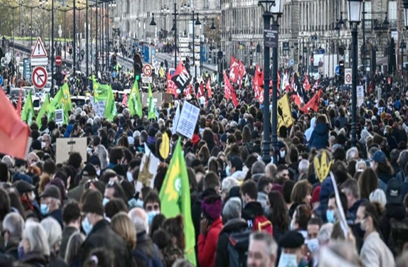 বিক্ষোভে উত্তাল ফ্রান্স