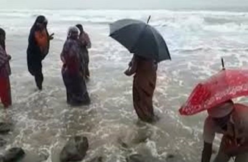 সমুদ্র তীরে সোনার সন্ধানে মানুষের ঢল