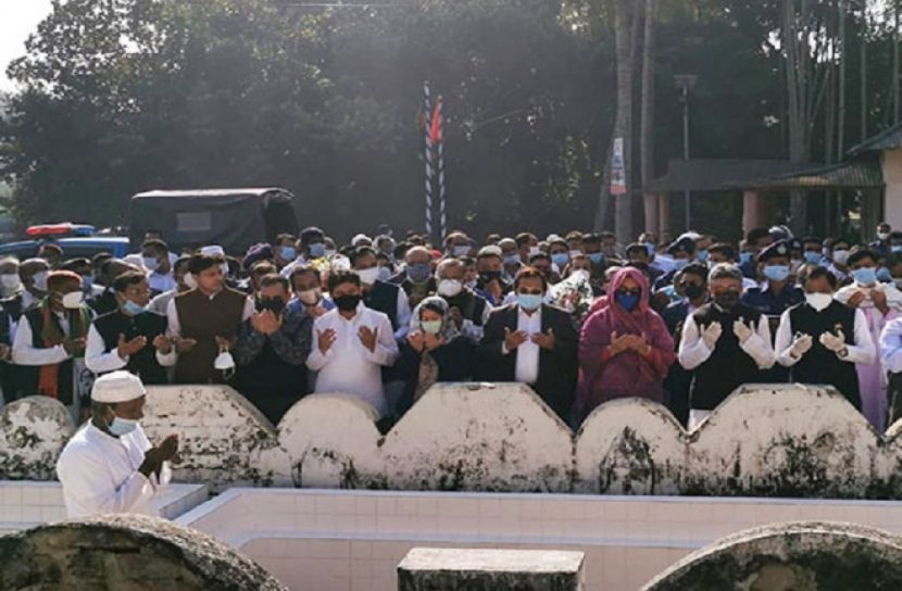 দাদা ভাইয়ের কবর জিয়ারতে শিক্ষামন্ত্রী