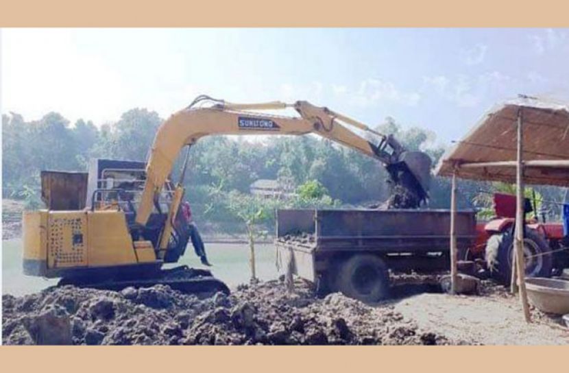 বোয়ালমারীতে কুমার নদীর মাটি যাচ্ছে ইটের ভাটায় 