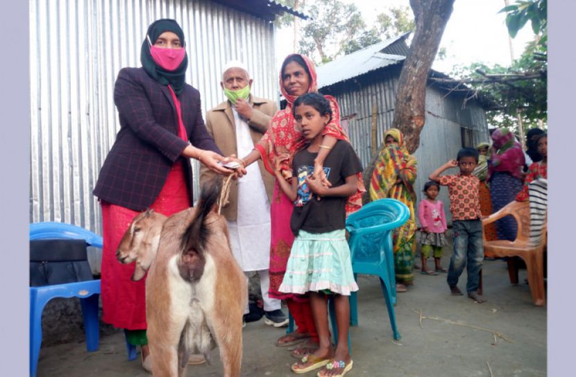 উলিপুরে সন্তান দত্তক দেয়া মাকে অনুদান প্রদান