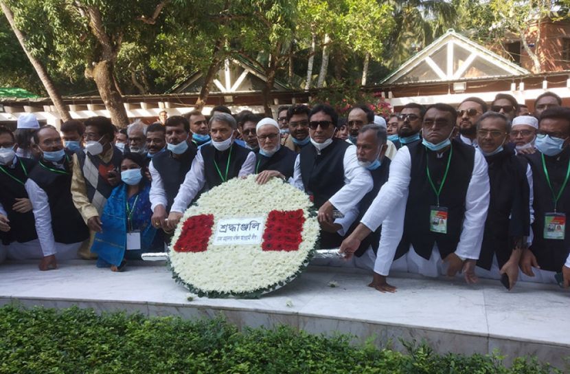 বঙ্গবন্ধুর সমাধিতে ঢাকা মহানগর দক্ষিণ আওয়ামী লীগের শ্রদ্ধা