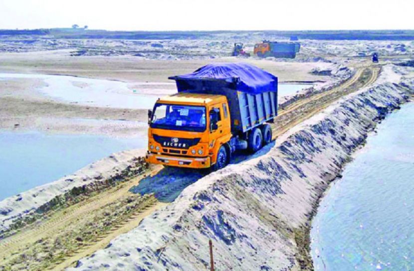 পদ্মার বুক চিরে ট্রাকে তোলা হচ্ছে বালু