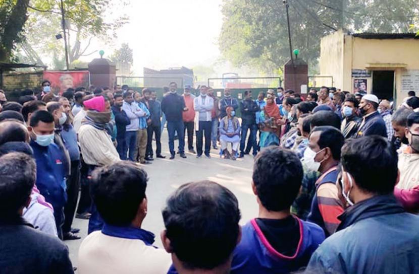 চিনিকল বন্ধের প্রতিবাদে পাবনা সুগার মিলে বিক্ষোভ-সমাবেশ  