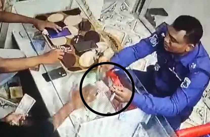 রাজশাহীতে পুলিশ কর্তার ঘুষ নেয়ার ভিডিও ভাইরাল