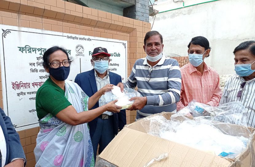 ফরিদপুরে সাংবাদিকদের মধ্যে মাস্ক ও ফেস শিল্ড বিতরণ