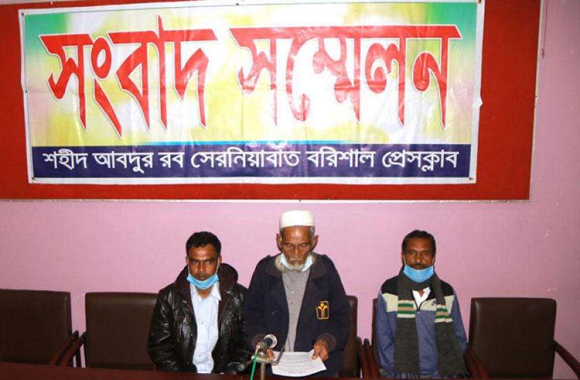 ছাত্রলীগ নেতার বিরুদ্ধে অভিযোগ দিয়ে পালিয়ে বেড়াচ্ছে এক পরিবার