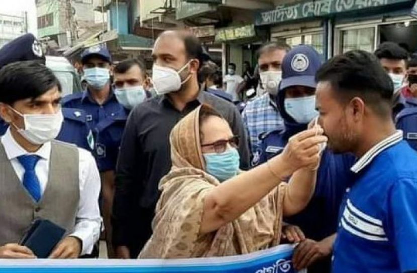 মোংলায় মাস্কবিহীন পথচারীদের মুখে মাস্ক পরিয়ে দিলেন উপমন্ত্রী