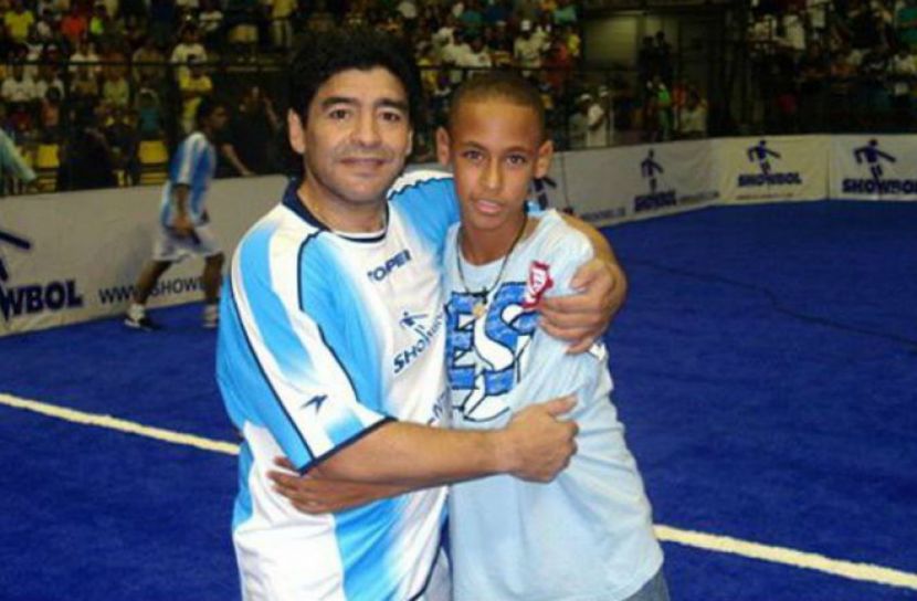 সেদিন নেইমারকে ইশারা দিয়ে ডেকে ছিলেন ম্যারাডোনা