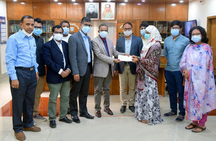 প্রয়াত খুবি শিক্ষকের সন্তানদের শিক্ষা সহায়তায় অর্থ প্রদান