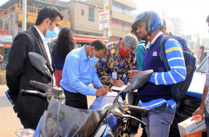 খুলনায় মোবাইল কোর্টে লক্ষাধিক টাকা জরিমানা ও ১৫৫ জন আটক