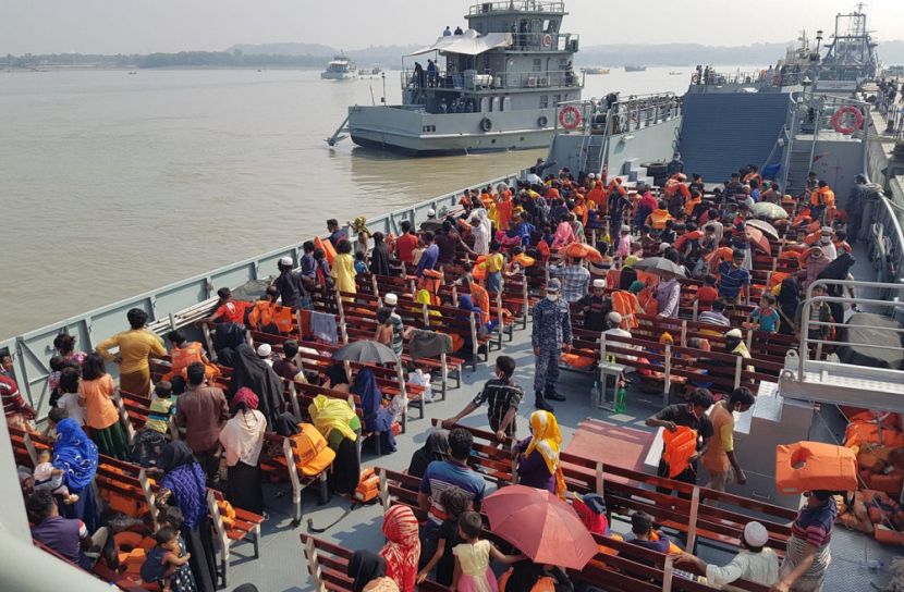জাহাজে করে ভাসানচরের পথে রোহিঙ্গারা