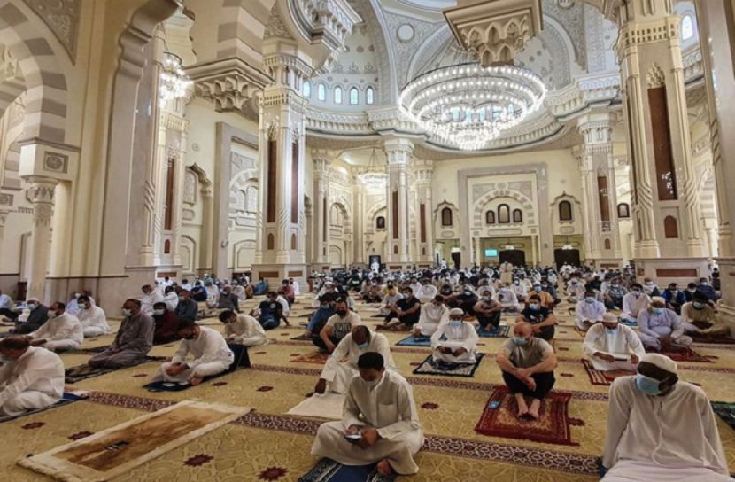 আমিরাতের মসজিদে ৮ মাস পর জুমার নামাজ আদায়