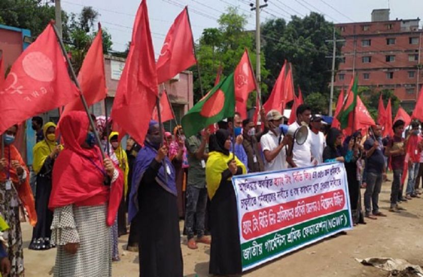 বকেয়া বেতনের দাবিতে আশুলিয়ায় শ্রমিক বিক্ষোভ
