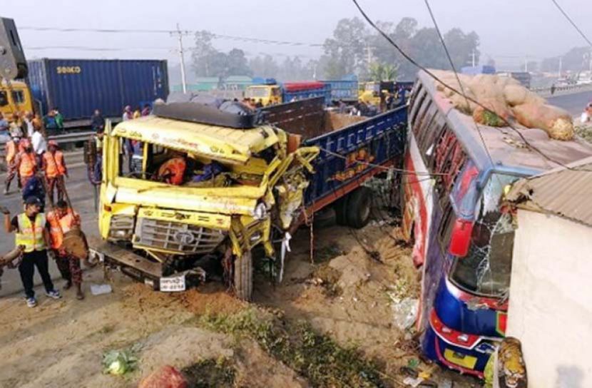 আট জেলার সড়কে ২০ জনের প্রাণহানি