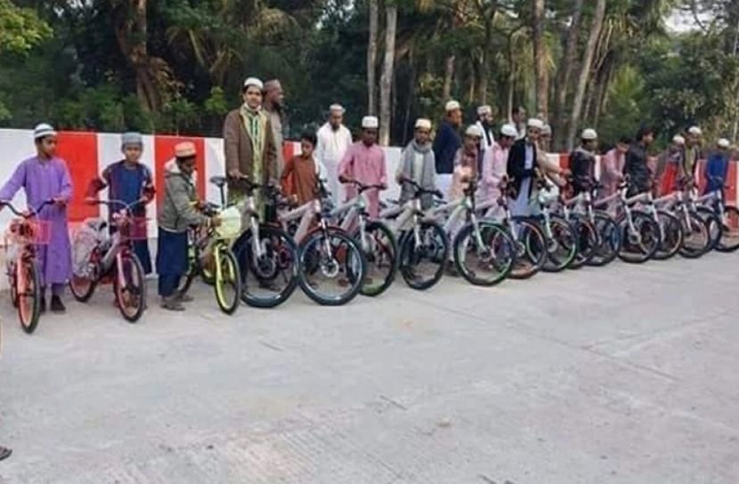 টানা ৪১ দিন জামাতে নামাজ পড়ে সাইকেল পেল ১৮ কিশোর
