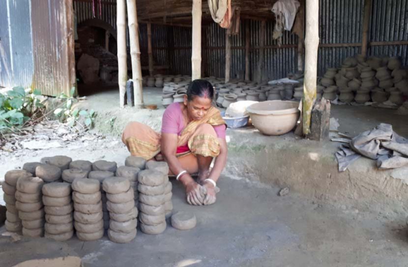 মৃৎশিল্পের কাজ করে ছেলেদের উচ্চ শিক্ষিত করলেন মালতী