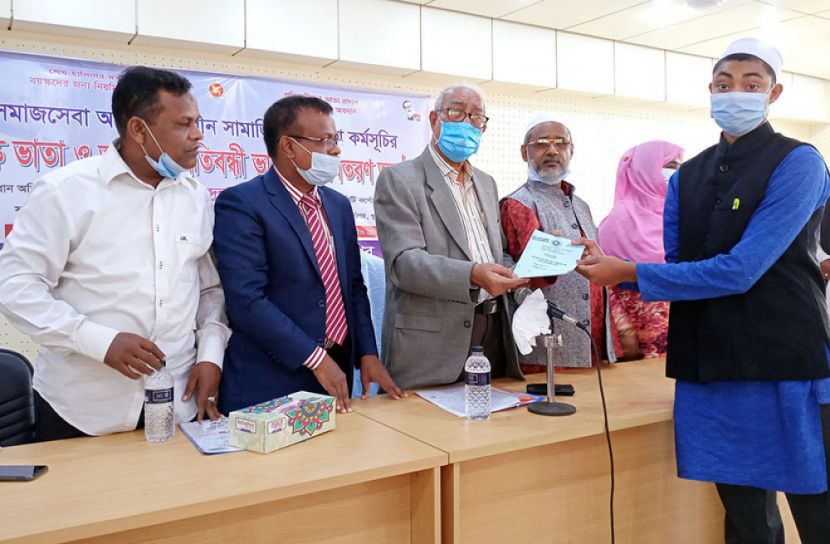 খুলনায় বয়স্ক ও অসচ্ছল প্রতিবন্ধীদের মাঝে ভাতার বই বিতরণ