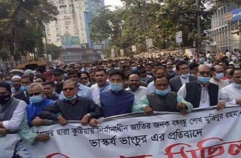 কুষ্টিয়ায় বঙ্গবন্ধুর ভাস্কর্য ভাংচুরের প্রতিবাদে সিলেটে বিক্ষোভ