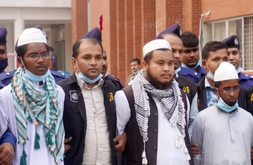 মামুনুল ও ফয়জুলের বয়ান শুনে ভাস্কর্য ভাঙে দুই মাদ্রাসা ছাত্র