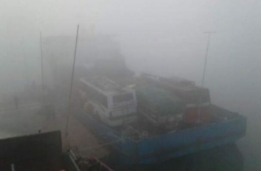 ঘন কুয়াশার কারণে পদ্মায় ফেরি চলাচল বন্ধ 