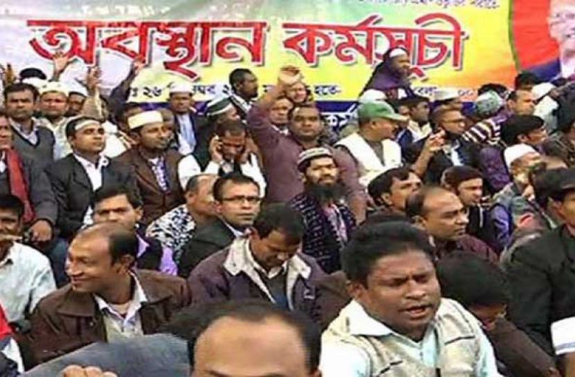 প্রেসক্লাবে আন্দোলনকারীদের ওপর লাঠিপেটা 