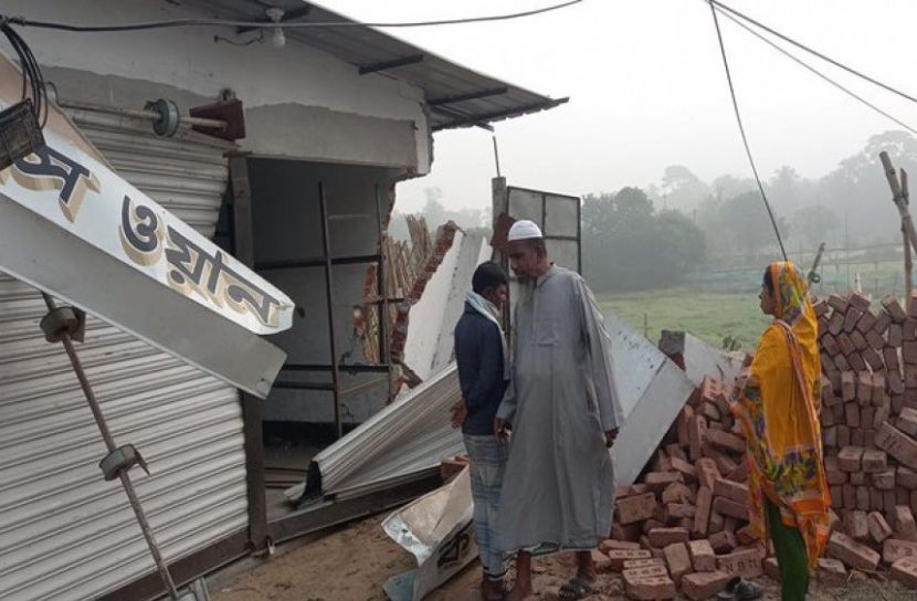 পিকআপ ভ্যান দোকানে, ২ পথচারীর মৃত্যু 