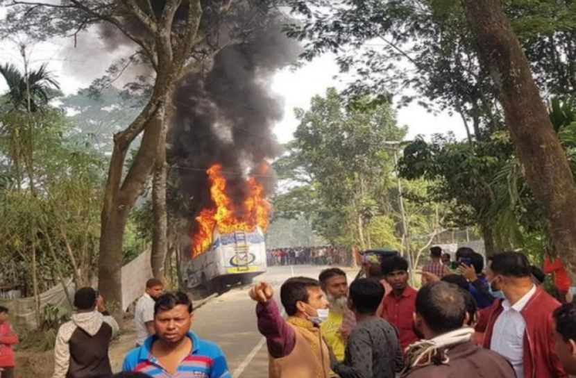 ভোলায় সড়ক দুর্ঘটনায় নিহত ২ , বাসে আগুন