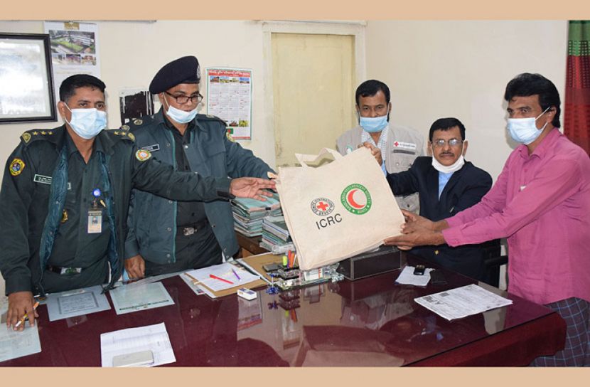 ভোলার কারাগারে বিদেশি কয়েদিদের উপহার সামগ্রী বিতরণ