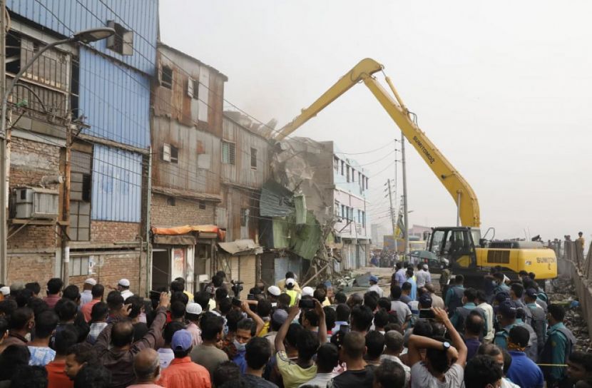 বুড়িগঙ্গা নদীর তীরে উচ্ছেদ অভিযান চালাচ্ছে বিআইডব্লিউটিএ