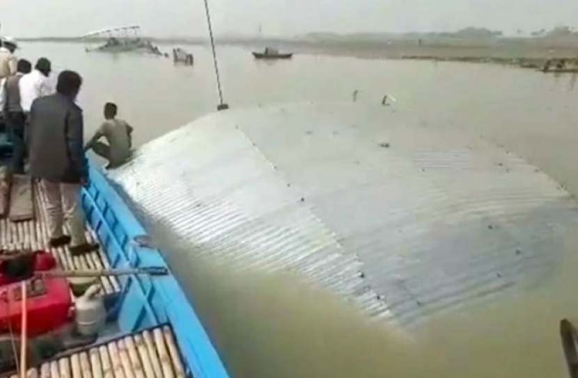 ড্রেজার পাইপের সঙ্গে ধাক্কা খেয়ে ডুবে গেল ফেরি