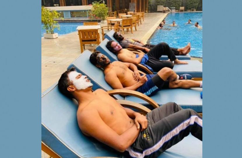 হোটেলের সুইমিং পুলে বিচের ফিল নিচ্ছেন সাকিব-ইমরুলরা