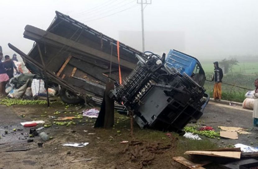 টাঙ্গাইলে দুই ট্রাকের মুখোমুখি সংঘর্ষ নিহত ৫