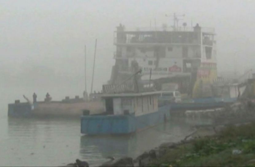 ঘন কুয়াশায় দৌলত‌দিয়া-পাটু‌রিয়ায় ফে‌রি চলাচল বন্ধ