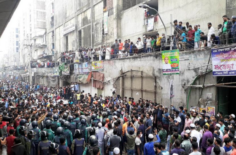 ফুলবাড়িয়া মার্কেটে উচ্ছেদ অভিযানে ব্যবসায়ীদের বাধা