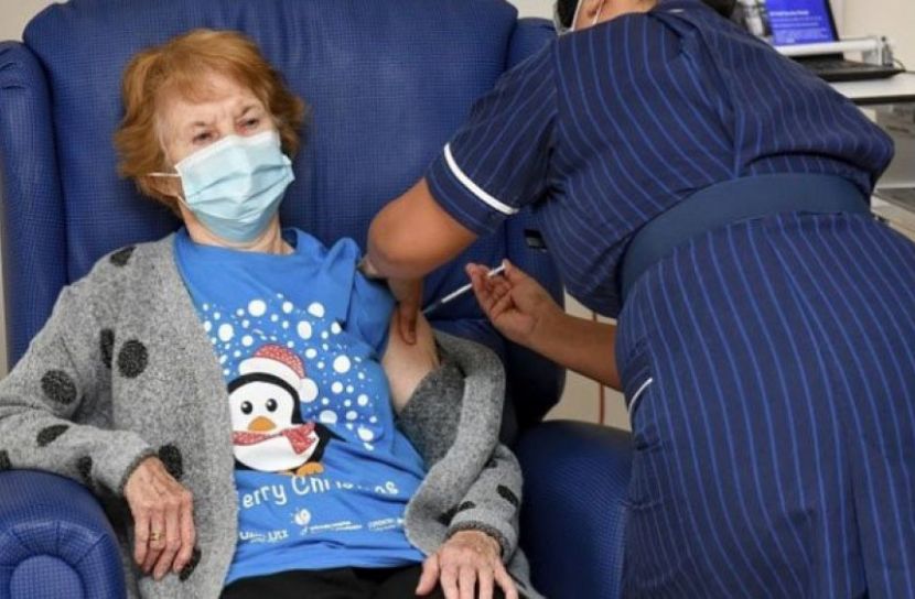 ৯০ বছরের বৃদ্ধাকে দিয়ে ব্রিটেনে করোনার টিকা শুরু