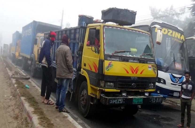 তিন রুটে ফেরি বন্ধ : ৬ কিলোমিটার জুড়ে গাড়ির সারি