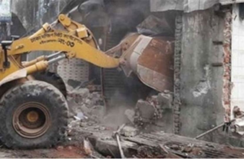 ফুলবাড়িয়া মার্কেটে দ্বিতীয় দিনের উচ্ছেদ অভিযান চলছে