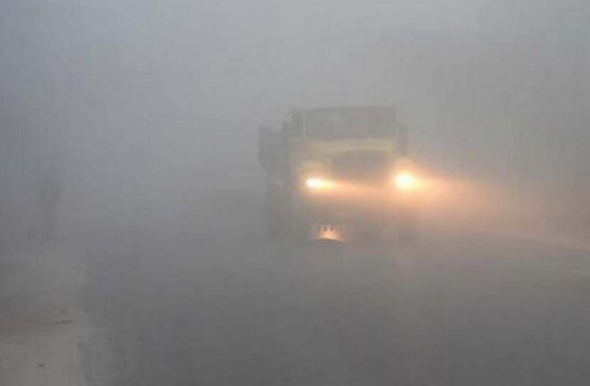 মহাসড়কে কুয়াশায় কমেছে যানবাহনের গতি