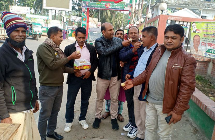 পদ্মা সেতুর শেষ স্প্যান বসায় কোটালীপাড়ায় মিষ্টি বিতরণ