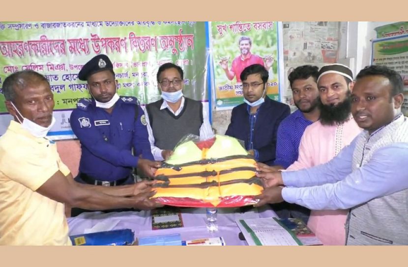 মনপুরায় কাকড়া চাষি ও আহরণকারীদের মধ্যে উপকরণ বিতরণ