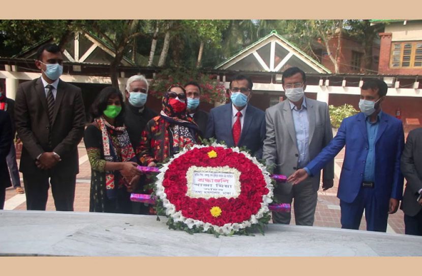 টুঙ্গিপাড়ায় বঙ্গবন্ধুর সমাধিতে তথ্য মন্ত্রণালয়ের সচিবের শ্রদ্ধা