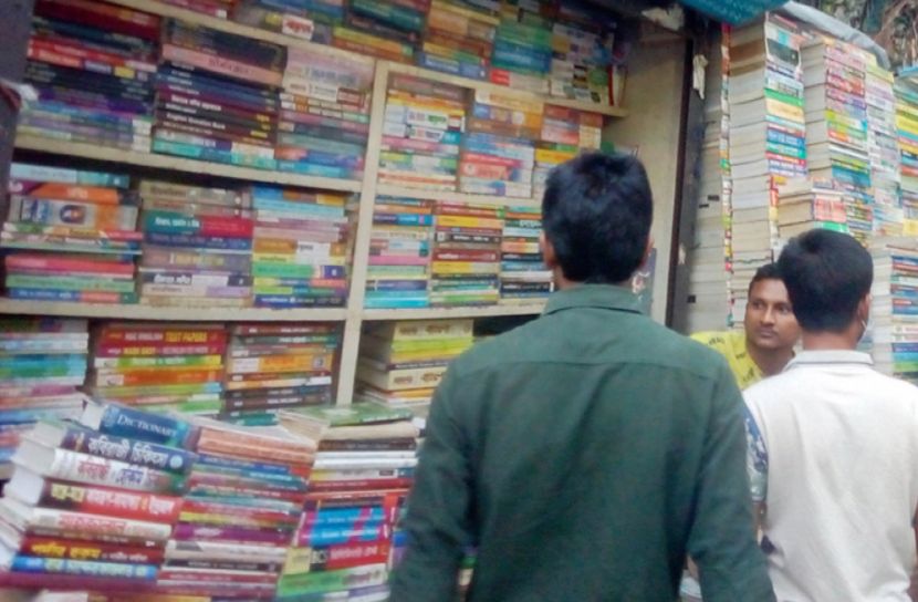 বইয়ের ওপর জমাট বেঁধেছে ধুলাবালি