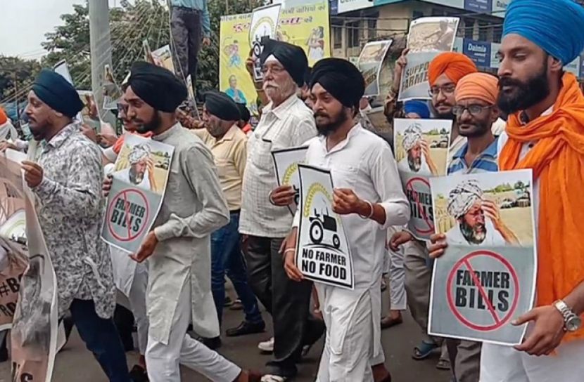 ভারতের রেল যোগাযোগ অচলের হুমকি আন্দোলনরত কৃষকদের