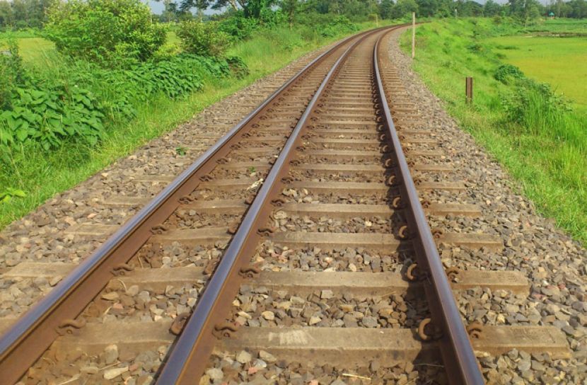 মোবাইল ফোন কেড়ে নিলো খালা-ভাগ্নির প্রাণ