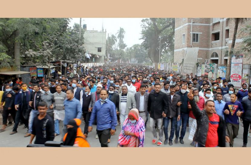 পাবনায় ইউপি সদস্যকে কুপিয়ে হত্যার প্রতিবাদে বিক্ষোভ