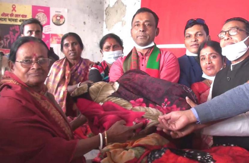 গোপালগঞ্জে শীতার্ত  মানুষের মাঝে কম্বল বিতরণ